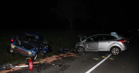 Mladá dvojice z modrého vozu Ford Escort nehodu nepeila.