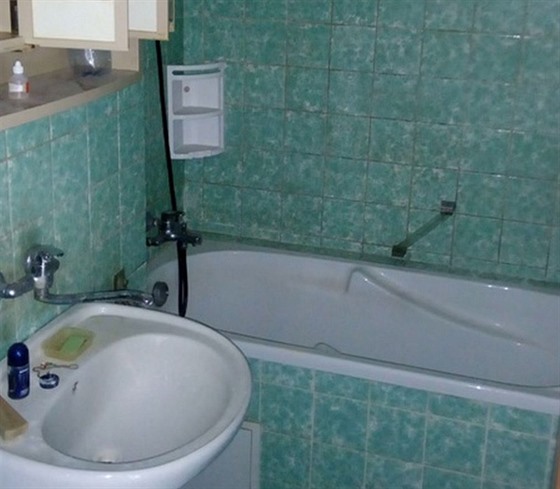 Koupelna je sice vyzděná, ale nevejde se do ní nic jiného než vana a umyvadlo.
