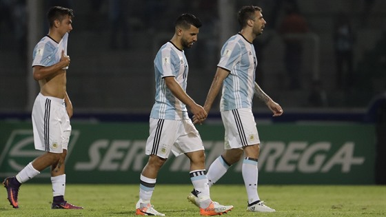 Zklamaní fotbalisté Argentiny opoutjí hit po poráce s Paraguayí.