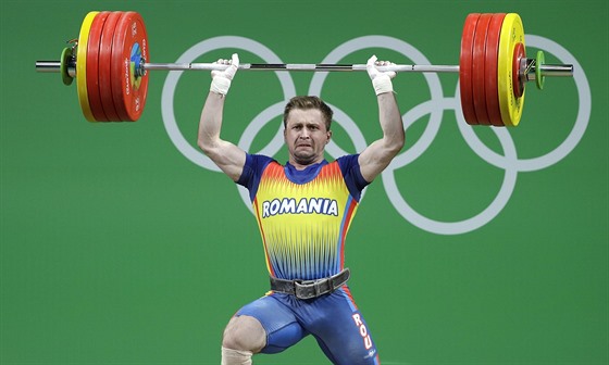 Rumunský vzpěrač Gabriel Sincraian na olympijských hrách v Riu de Janeiro.