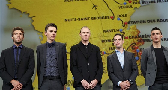 Ped mapou 104. roníku Tour pózují zleva Thibaut Pinot, Romain Bardet, Chris...