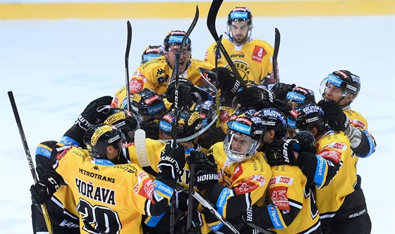 Hokejisté Litvínova se radují z výhry nad Hradcem Králové.