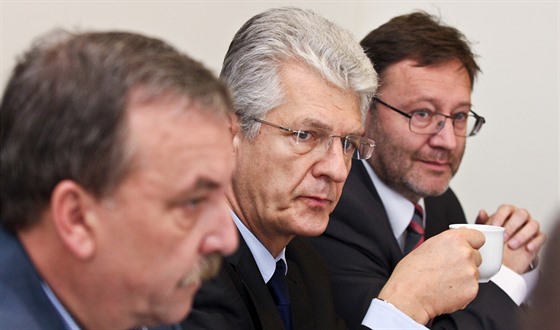 Lídři tří stran - Oto Košta (ANO, uprostřed), Jiří Zemánek (ČSSD, vpravo) a...