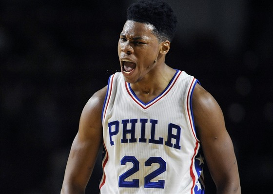 Zatím jsou i dresy Philadelphia 76ers isté. Na smínku se raduje Richaun Holmes.