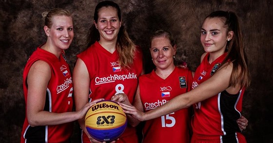 eské reprezentantky na MS v basketbalu 3x3: zleva Kateina Novotná, Tereza...