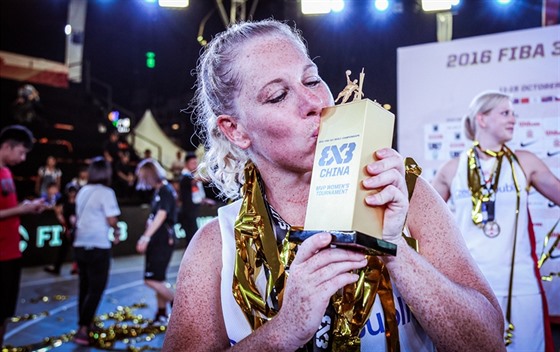 MATADORKA. �ty�iat�icetiletá Michaela Uhrová líbá trofej pro neju�ite�n�j�í...