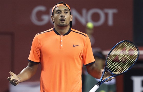 Nick Kyrgios se diví, momentka z turnaje v Tokiu