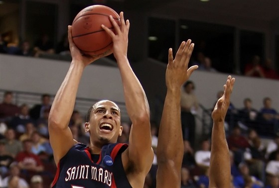 Diamon Simpson bhem svého psobení v NCAA v dresu Saint Mary's Gaels