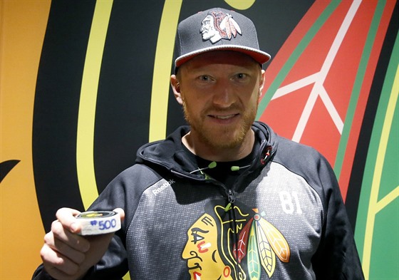 Marián Hossa z Chicaga se chlubí pukem, kterým v NHL zaznamenal svj gól íslo...