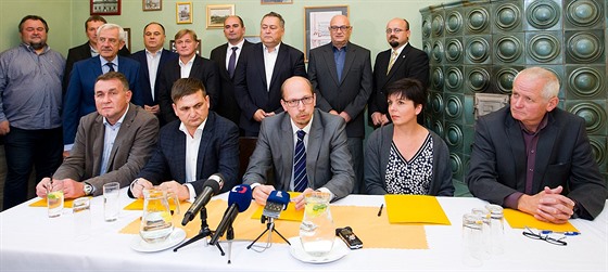Představitelé Královéhradeckého kraje. Zleva: Aleš Cabicar (TOP 09), Martin Červíček (ODS), Jiří Štěpán (ČSSD), Martina Berdychová (STAN a VČ) a Vladimír Derner (Koalice HK).