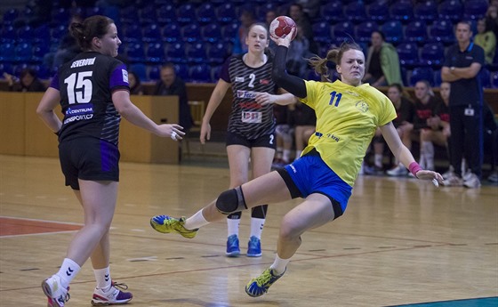 Zlínská házenkářka Veronika Andrýsková (ve žlutém) během utkání proti Olomouci