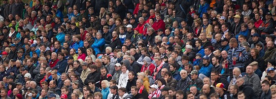 Zaplnné tribuny hradeckého stadionu pi utkání se Slavií