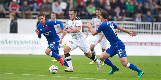 Slávisté Ruslan Mingazov (vlevo) a Josef Hubauer (vpravo) zastavují útoný...