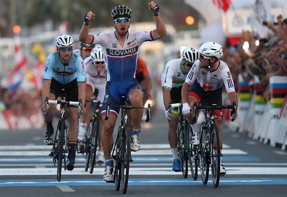 V CÍLI. Slovenský cyklista Peter Sagan triumfáln dojídí do cíle závodu s...