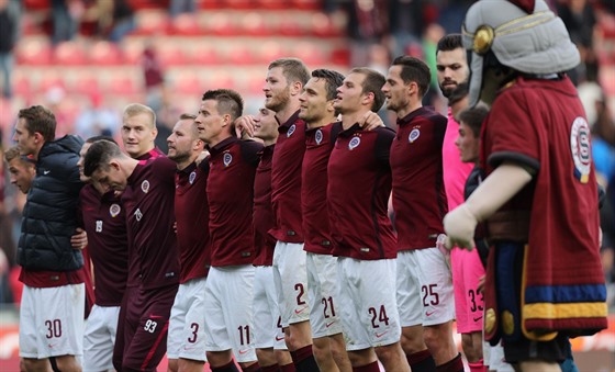 TO JE RADOSTI! Sparantí fotbalisté slaví výhru.