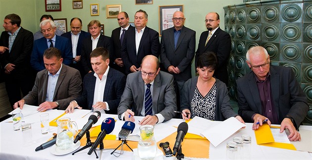 Zástupci ptikoalice podepsali v íjnu 2016 memorandum o spolupráci v...