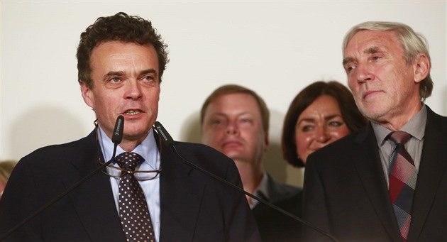 Nový senátor za Ji�ínsko Tomá� Czernin z TOP 09 (vlevo) na tiskové konferenci...