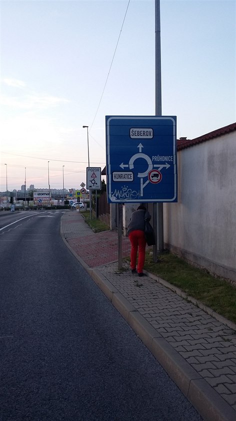 Dopravní značka, která v Hrnčířích překáží chodcům.