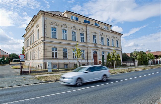 Oputná budova bývalé stední koly ve Sterách u Hradce Králové.