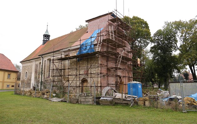 Románský kostel v Leneicích procházející náronou opravou.