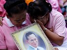 Thajci se modlí za zdraví krále Pchúmipchona Adundéta. (13.10.2016)
