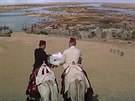 Charles G. Gordon plánuje obranu Chartúmu. Zábr z velkofilmu Chartúm (1966)