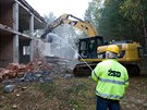 Dělníci bourají nedostavěný kulturní dům v Ralsku (18. října 2016)