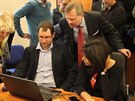 éf ODS Petr Fiala (v ervené kravat) sleduje v Jihlav prbné výsledky 2....