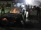Migranti v ecku podpálili auto idie, který srazil a usmrtil enu s díttem...