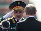 Ruský ministr obrany Sergej ojgu salutuje prezidentovi Vladimiru Putinovi. (7....