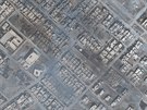 Satelitní snímek z Iráku zachytil hoící budovy v Bartelle obsazené Islámským...