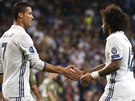 PARÁCI. Cristiano Ronaldo a Marcelo si tleskají po druhém gólu Realu Madrid v...
