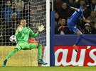 Alírský fotbalista Leicesteru Rijád Mahriz stílí gól v zápase Ligy mistr s...