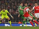 Theo Walcott z Arsenalu stílí druhý gól domácího mustva proti Ludogorci...