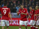 Hrái Bayernu Mnichov slaví trefu Thomase Müllera (uprosted) proti PSV...