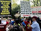 Protest  Westboro Baptist Church na sjezdu stoupenc Bernieho Sanderse (25....