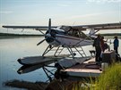 Z Coldfootu pelétáme malým letadlem k jezeru, kde pestupujeme na hydroplán,...