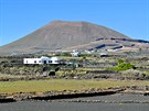 Ve vnitrozemí ostrova Lanzarote. Pohled na vulkanický kuel Monta&#241;a Tamia
