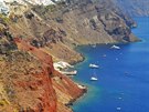 Na hran kaldery. Pohled z vesnice Oia k severu na strmé svahy Santorini