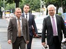 Antonín Koláček (vlevo) přichází k soudu ve švýcarské Bellinzoně. (10. října...