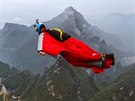 POLETUCHA. Úastník soute ve wingsuit létání v ínské provincii Chu-nan.