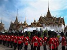 Thajská královská armáda v Bangkoku vzdává hold zesnulému králi. (14.10.2016)
