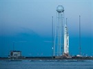 Raketa Antares s lodí Cygnus OA-5 na startovací ramp 15. íjna 2016.