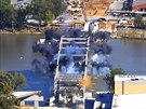 Nepodaená demolice mostu ve mst Little Rock v americkém stát Arkansas.