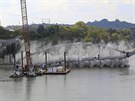 Silniní most v Arkansasu musely strhnout remorkéry (11. íjna 2016)