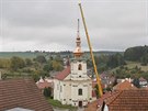 Usazování nové stechy na kostele v Brtnici.