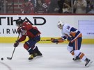 Alexandr Ovekin z Washingtonu uhání k brance New York Islanders, stíhá ho Ryan...
