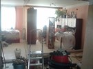Pr�b�h rekonstrukce: stropy vyrovnal sádrokartonový podhled, nov� byly...