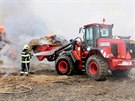 Na okraji Olomouce vzplál stoh nkolika stovek balík slámy, hasii museli k...