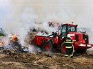 Na okraji Olomouce vzplál stoh nkolika stovek balík slámy, hasii museli k...